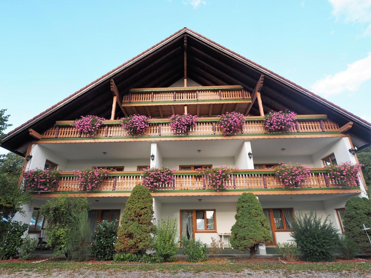 Landgasthof Zum Schwarzen Grat Isny im Allgäu Dış mekan fotoğraf